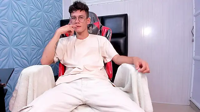 Snapshot of LittleMax23 chatting on November 1, 1:35 pm LittleMax23 online show from November 1, 1:35 pm