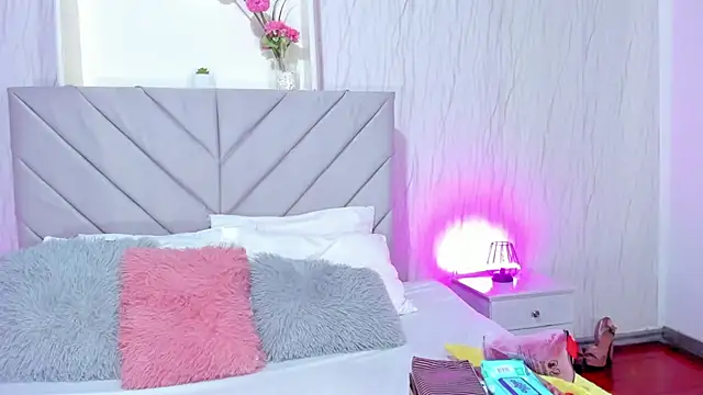 Snapshot of Victoria_Guzman chatting on October 13, 1:33 pm Victoria Guzman online show from October 13, 1:33 pm