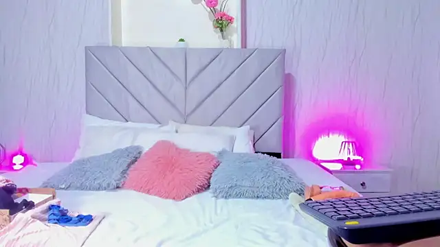 Victoria Guzman online show from November 4, 4:17 pm