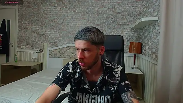 Snapshot of JonahShaw chatting on June 12, 3:49 am JonahShaw online show from June 12, 3:49 am