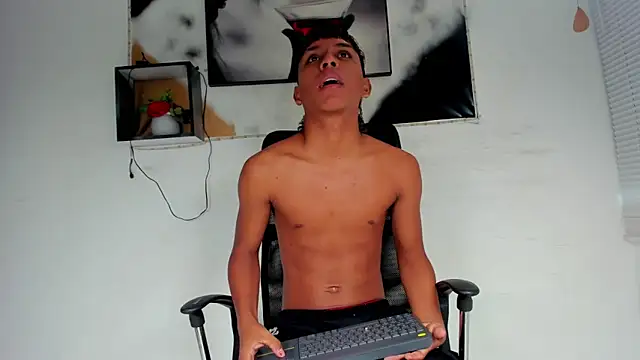 Snapshot of tyler_twink_boy chatting on November 10, 12:37 pm tyler twink boy online show from November 10, 12:37 pm