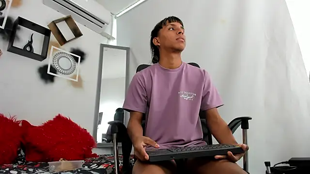 Snapshot of tyler_twink_boy chatting on November 16, 12:55 pm tyler twink boy online show from November 16, 12:55 pm