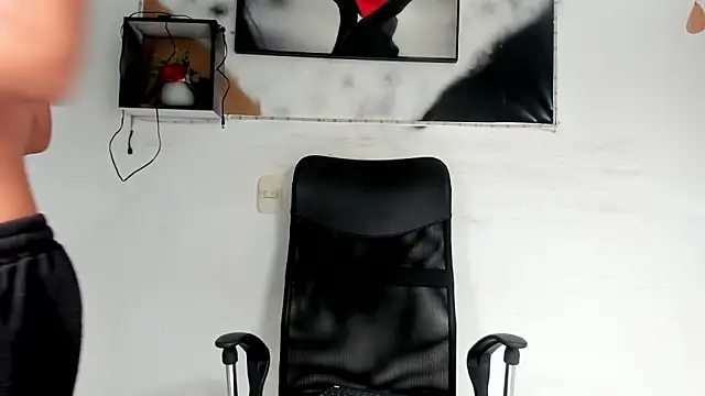 Snapshot of tyler_twink_boy chatting on November 26, 12:17 pm tyler twink boy online show from November 26, 12:17 pm