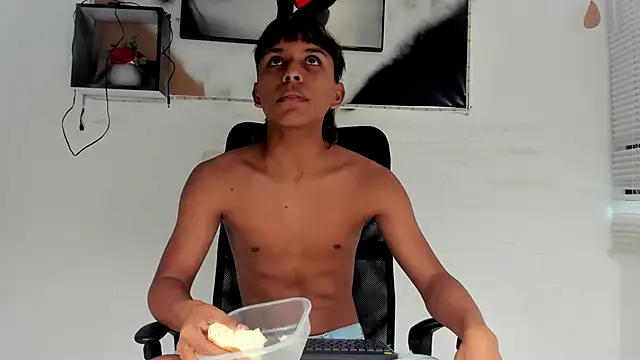 Snapshot of tyler_twink_boy chatting on November 28, 12:41 pm tyler twink boy online show from November 28, 12:41 pm