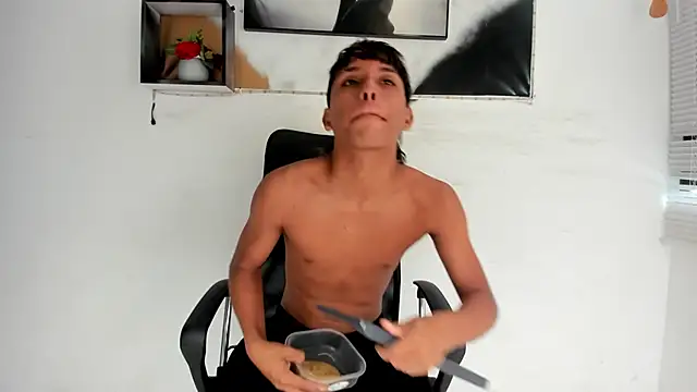 Snapshot of tyler_twink_boy chatting on December 1, 12:54 pm tyler twink boy online show from December 1, 12:54 pm