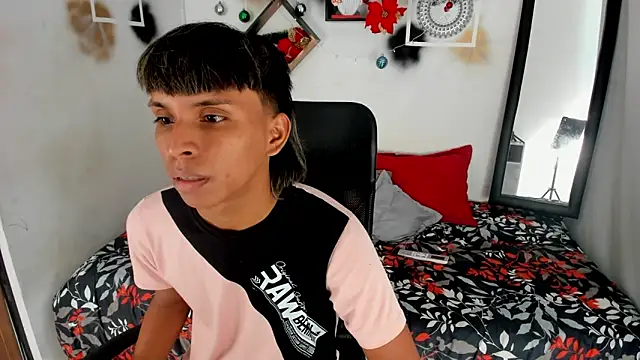 Snapshot of tyler_twink_boy chatting on December 21, 2:02 pm tyler twink boy online show from December 21, 2:02 pm