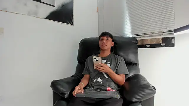 Snapshot of tyler_twink_boy chatting on February 5, 2:00 pm tyler twink boy online show from February 5, 2:00 pm