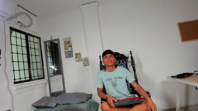 Snapshot of tyler_twink_boy chatting on March 4, 1:50 pm tyler twink boy online show from March 4, 1:50 pm