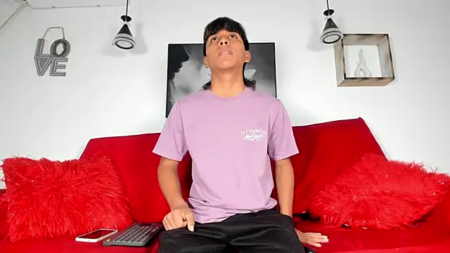 Snapshot of tyler_twink_boy chatting on March 31, 1:11 pm tyler twink boy online show from March 31, 1:11 pm