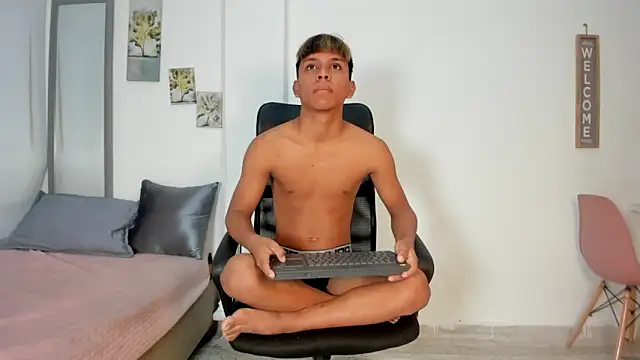 Snapshot of tyler_twink_boy chatting on May 1, 1:16 pm tyler twink boy online show from May 1, 1:16 pm