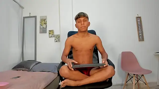 Snapshot of tyler_twink_boy chatting on May 3, 12:55 pm tyler twink boy online show from May 3, 12:55 pm