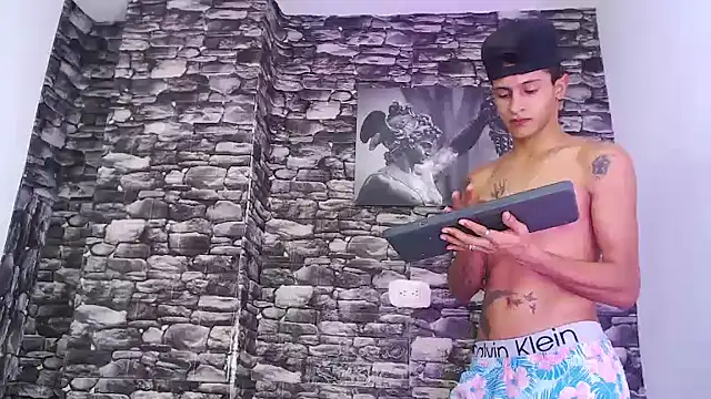 Snapshot of gustavo_saaled19_ chatting on October 21, 10:43 pm gustavo saaled19  online show from October 21, 10:43 pm