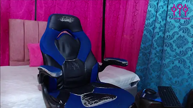 Snapshot of ximena_butterfly2 chatting on April 7, 11:48 pm ximena butterfly2 online show from April 7, 11:48 pm