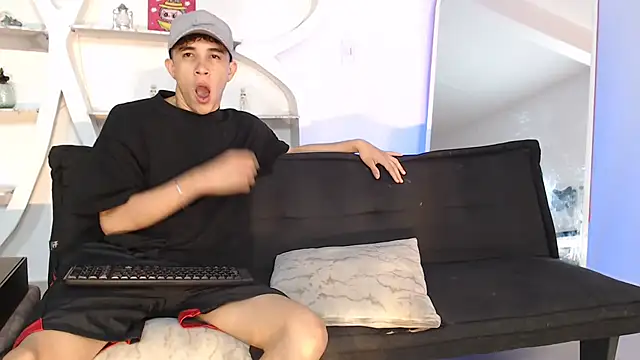 THREE GUYS HOT online show from November 1, 7:16 pm