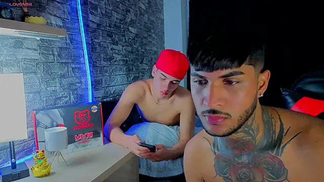 Snapshot of Theimperialboys_ chatting on April 17, 12:02 am Theimperialboys online show from April 17, 12:02 am