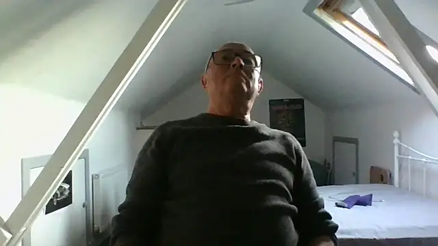 Snapshot of naughtygrandad1 chatting on November 4, 3:22 pm naughtygrandad1 online show from November 4, 3:22 pm
