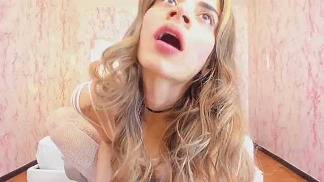 Snapshot of Emily_Whinfre chatting on March 6, 8:05 pm Emily Whinfre online show from March 6, 8:05 pm