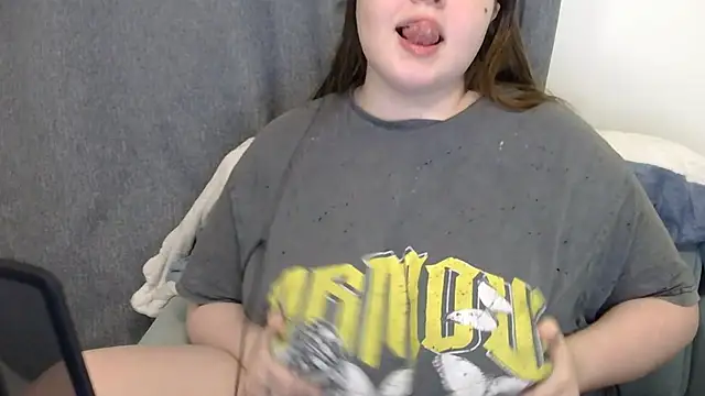 Snapshot of brattyprincessemma chatting on February 17, 9:10 pm brattyprincessemma online show from February 17, 9:10 pm