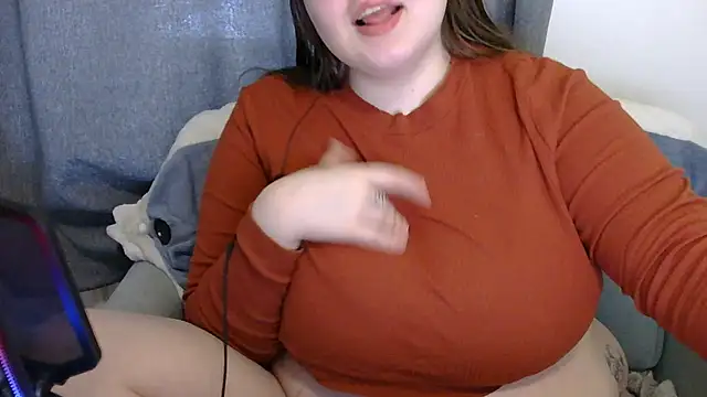 Snapshot of brattyprincessemma chatting on February 19, 2:35 pm brattyprincessemma online show from February 19, 2:35 pm