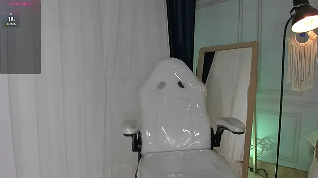 Snapshot of Doll_Isa_ chatting on December 4, 6:38 pm Doll Isa online show from December 4, 6:38 pm