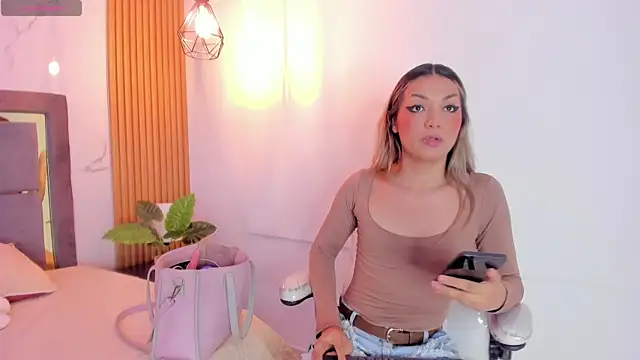 Snapshot of Doll_Isa_ chatting on April 4, 8:28 pm Doll Isa online show from April 4, 8:28 pm