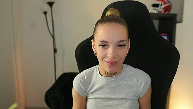 Snapshot of alexxisky chatting on September 23, 1:03 pm alexxisky online show from September 23, 1:03 pm