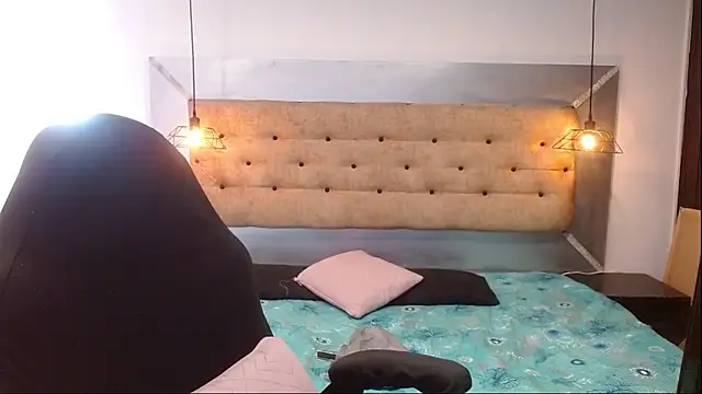 Montserrat Jay online show from December 3, 1:31 pm