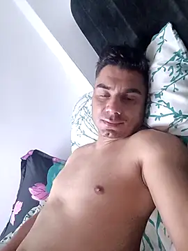 Snapshot of Ffeenniizz chatting on April 1, 2:45 am Ffeenniizz online show from April 1, 2:45 am