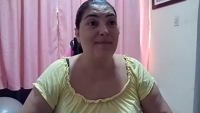 Snapshot of lina_maria99 chatting on May 27, 11:51 am lina maria99 online show from May 27, 11:51 am