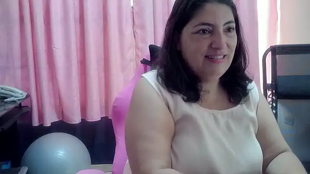 Snapshot of lina_maria99 chatting on June 2, 12:18 pm lina maria99 online show from June 2, 12:18 pm