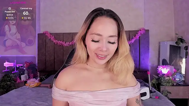 LanaMills  online show from May 21, 2:40 am