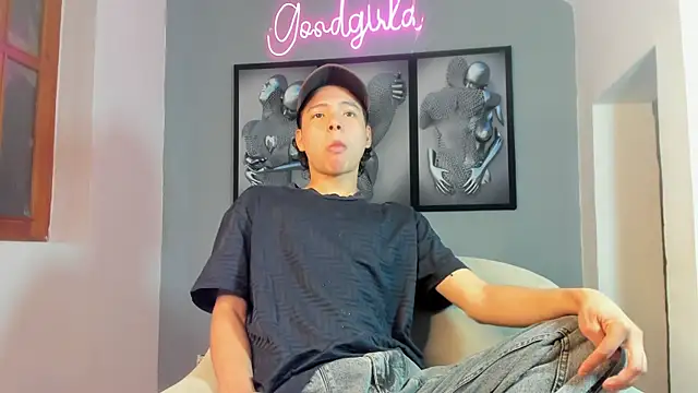 Snapshot of camillo_virgil chatting on October 9, 10:57 am camillo virgil online show from October 9, 10:57 am