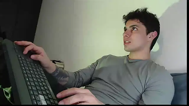 yourfavoriteboy   online show from January 8, 4:04 am