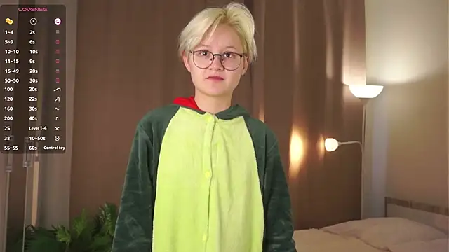 Snapshot of MargertDoyen chatting on October 14, 6:14 am MargertDoyen online show from October 14, 6:14 am