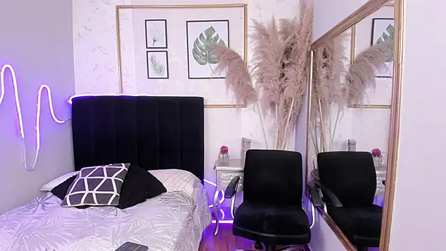 Snapshot of MIAROGGERS chatting on September 18, 2:57 am MIAROGGERS online show from September 18, 2:57 am