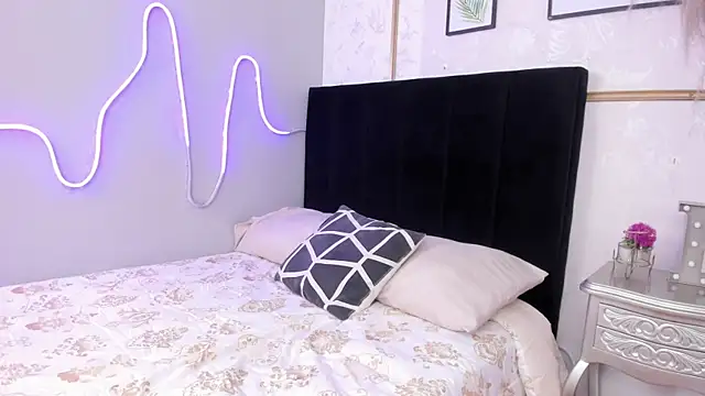 Snapshot of MIAROGGERS chatting on September 25, 3:10 am MIAROGGERS online show from September 25, 3:10 am