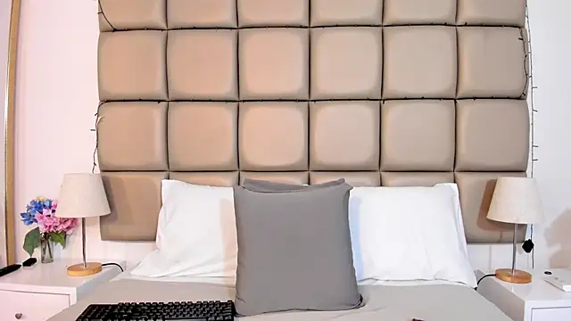 MiaMillers1 online show from December 22, 11:18 am