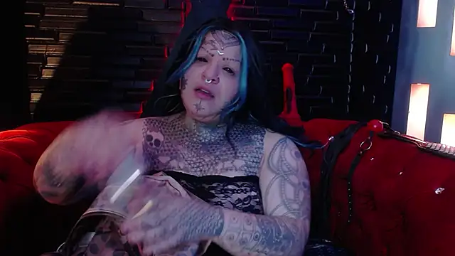 Snapshot of Venus_Rock chatting on November 17, 3:45 am Venus Rock online show from November 17, 3:45 am