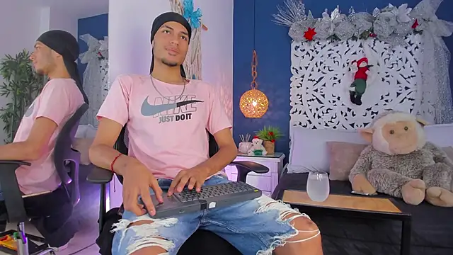 Adonis WB online show from December 4, 8:28 pm