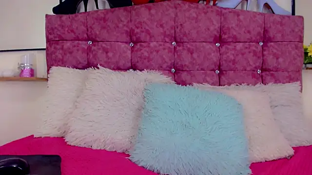 Snapshot of Eemily_- chatting on October 26, 5:02 am Eemily - online show from October 26, 5:02 am