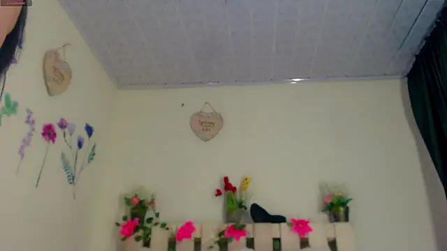 Snapshot of Eemily_- chatting on October 31, 6:03 am Eemily - online show from October 31, 6:03 am