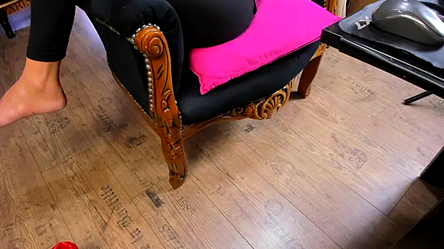 Snapshot of TaylorGrace chatting on October 17, 4:04 am TaylorGrace online show from October 17, 4:04 am