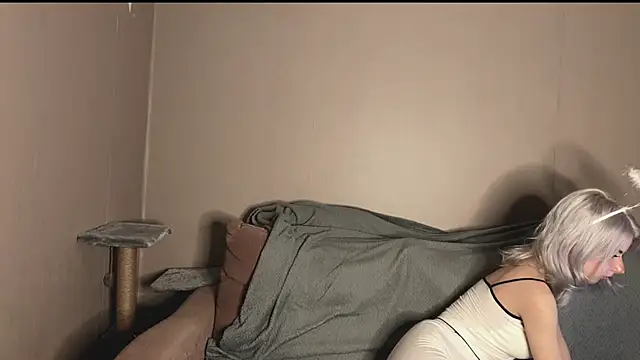 snowy lisa online show from October 22, 12:49 pm