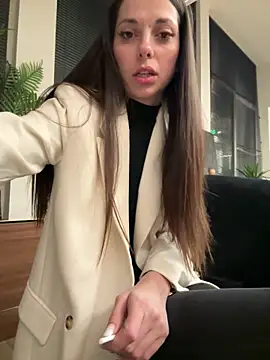 EllyLynn online show from February 2, 7:45 pm