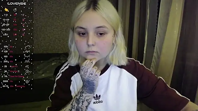 Snapshot of vendymories chatting on October 29, 1:41 am vendymories online show from October 29, 1:41 am