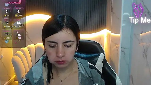 Snapshot of Eilyn_love_b chatting on October 13, 12:49 pm Eilyn love b online show from October 13, 12:49 pm