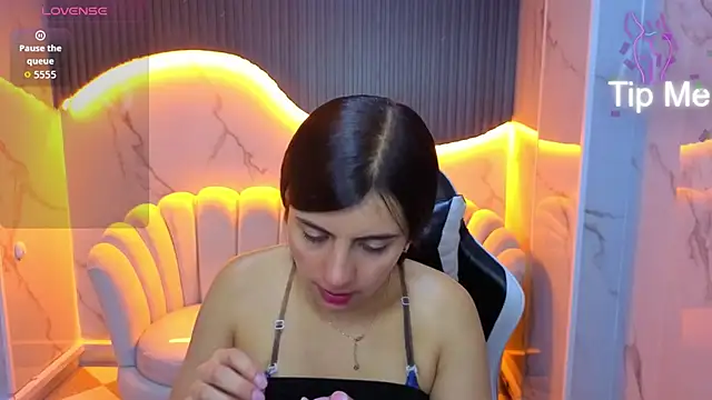 Snapshot of Eilyn_love_b chatting on October 17, 12:52 pm Eilyn love b online show from October 17, 12:52 pm