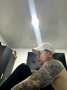 Snapshot of blackbullger_ chatting on October 22, 12:33 am blackbullger online show from October 22, 12:33 am