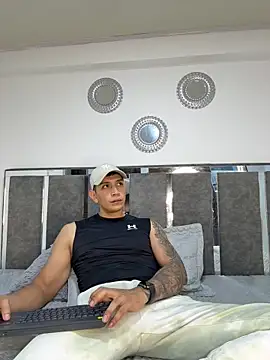 Snapshot of blackbullger_ chatting on October 25, 11:40 am blackbullger online show from October 25, 11:40 am