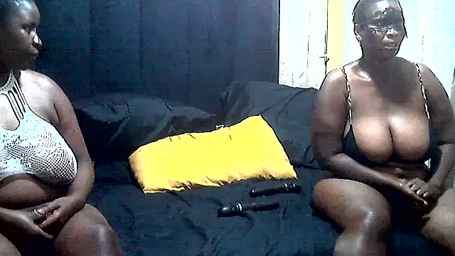 Snapshot of AnnabigpussyXO chatting on October 18, 11:05 pm AnnabigpussyXO online show from October 18, 11:05 pm